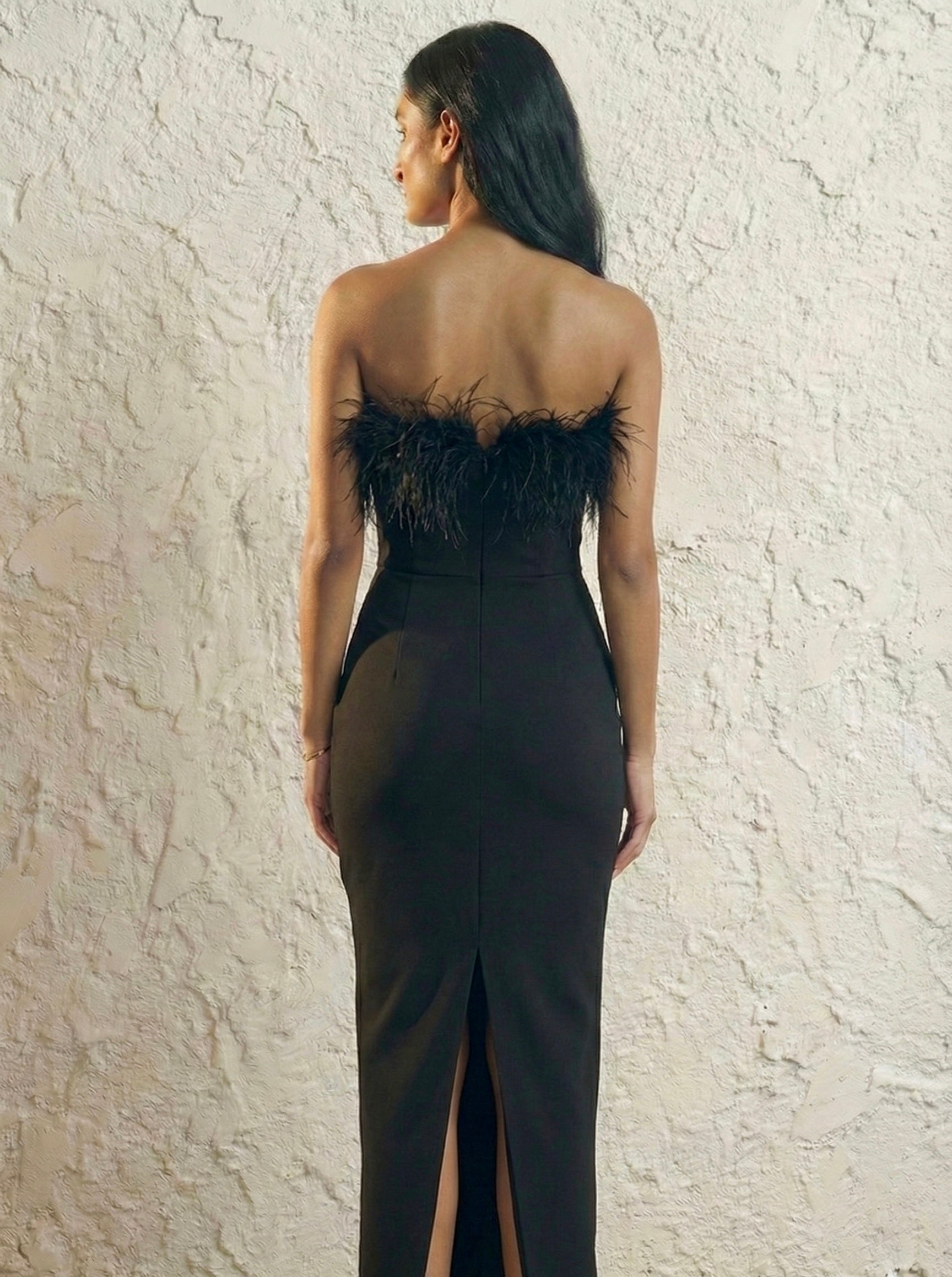 שמלת סקרלט שחורה