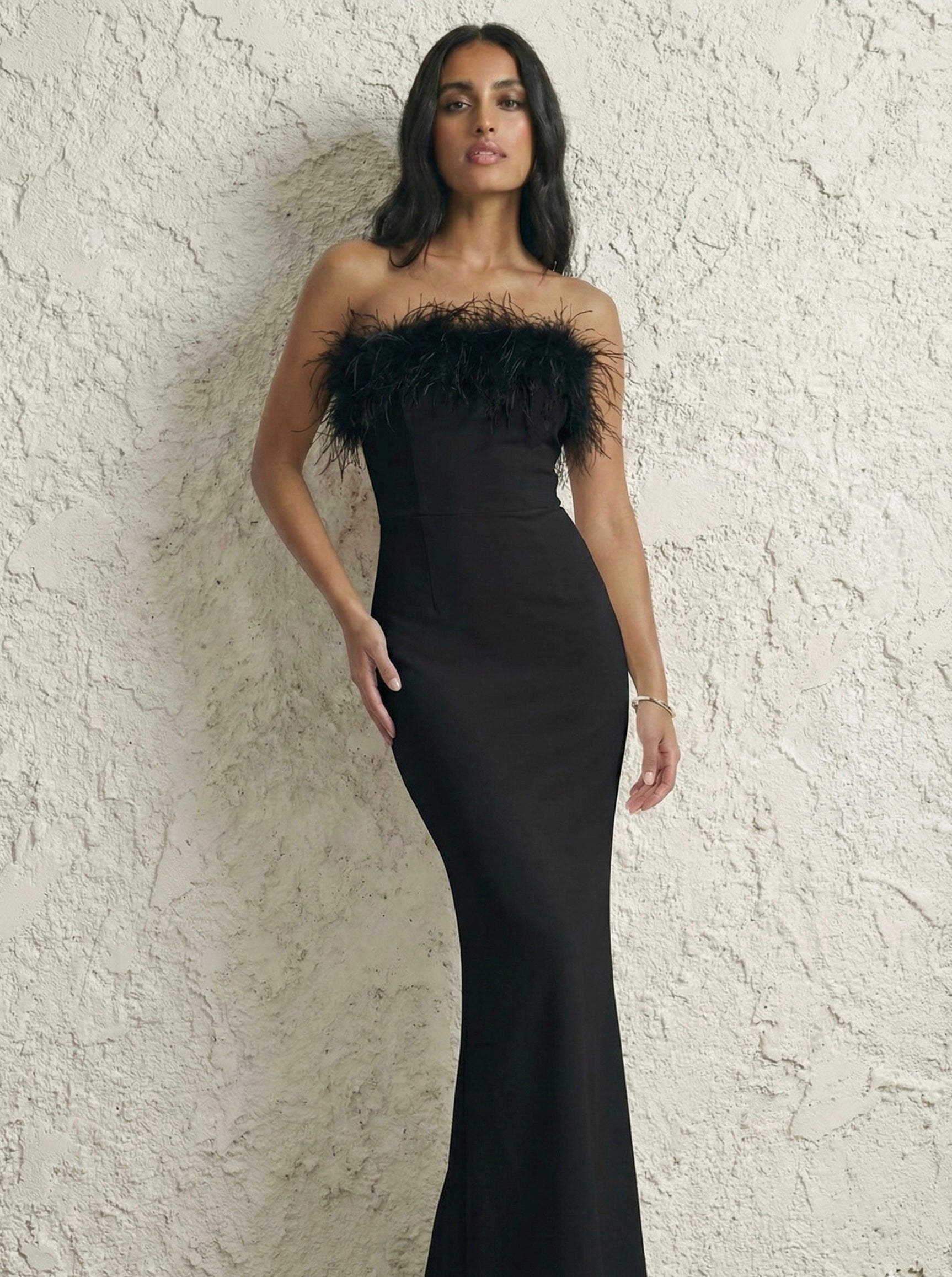 שמלת סקרלט שחורה