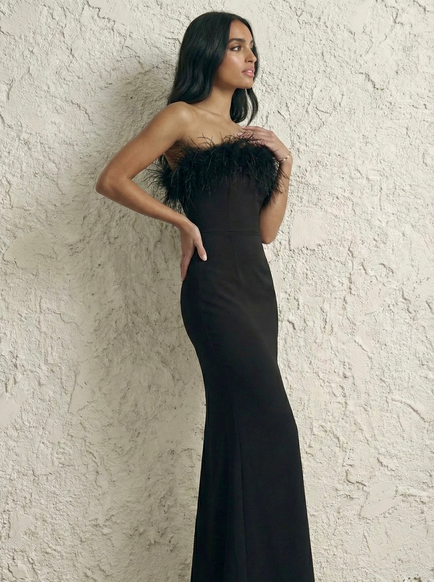 שמלת סקרלט שחורה